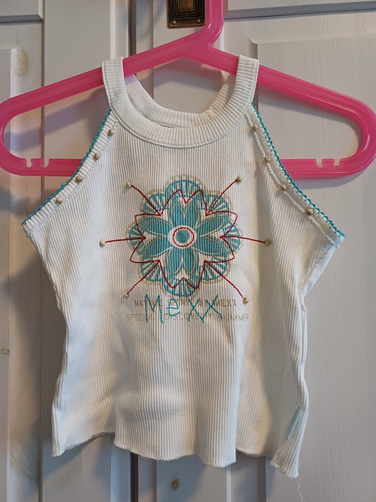 Schönes T-Shirt mit Blume und Holzperlen 