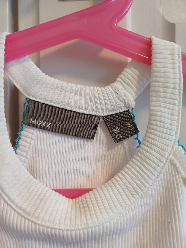 Schönes T-Shirt mit Blume und Holzperlen 