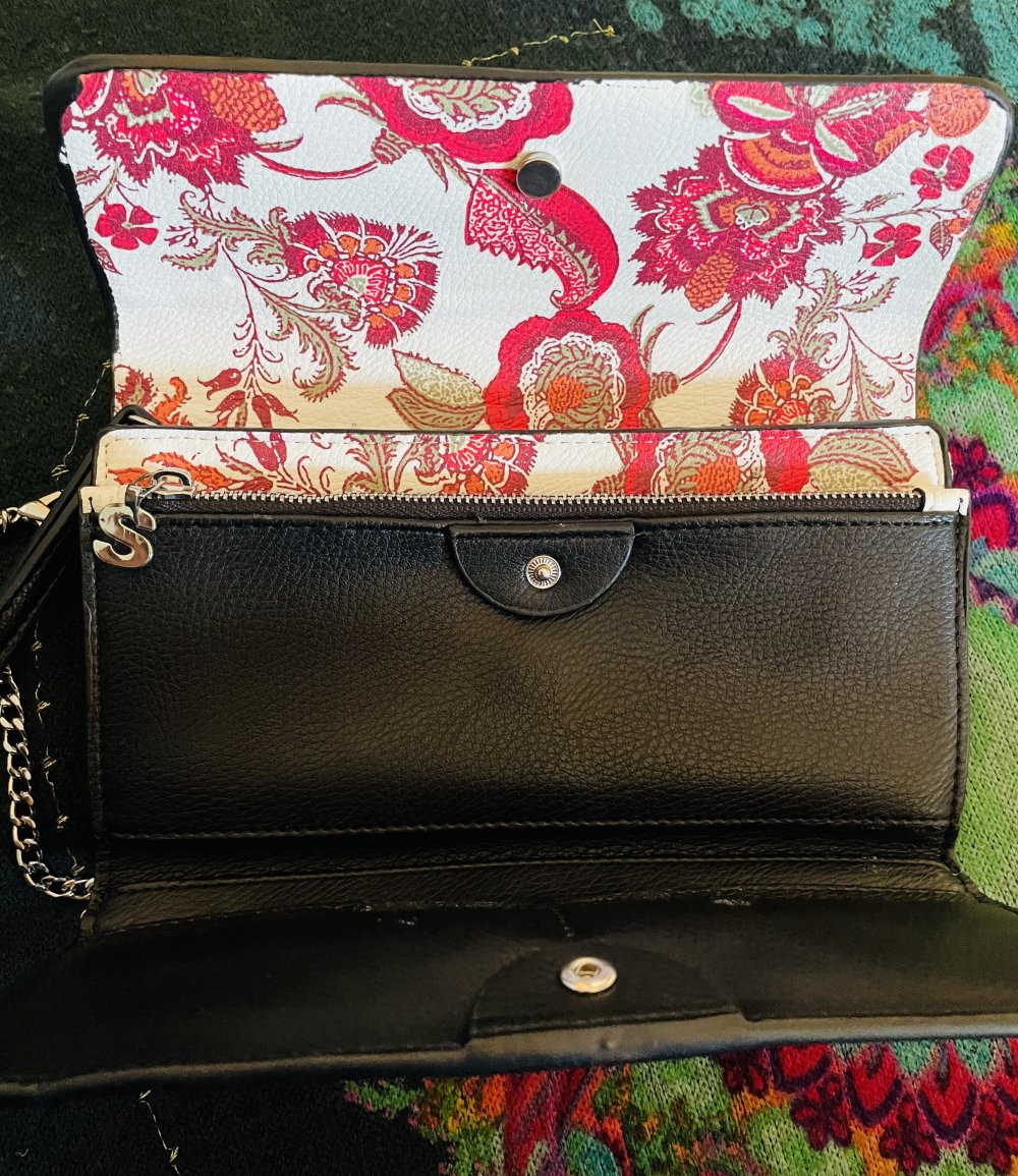 Umhängetasche schwarz mit silbernen floralen Muster von Desigual