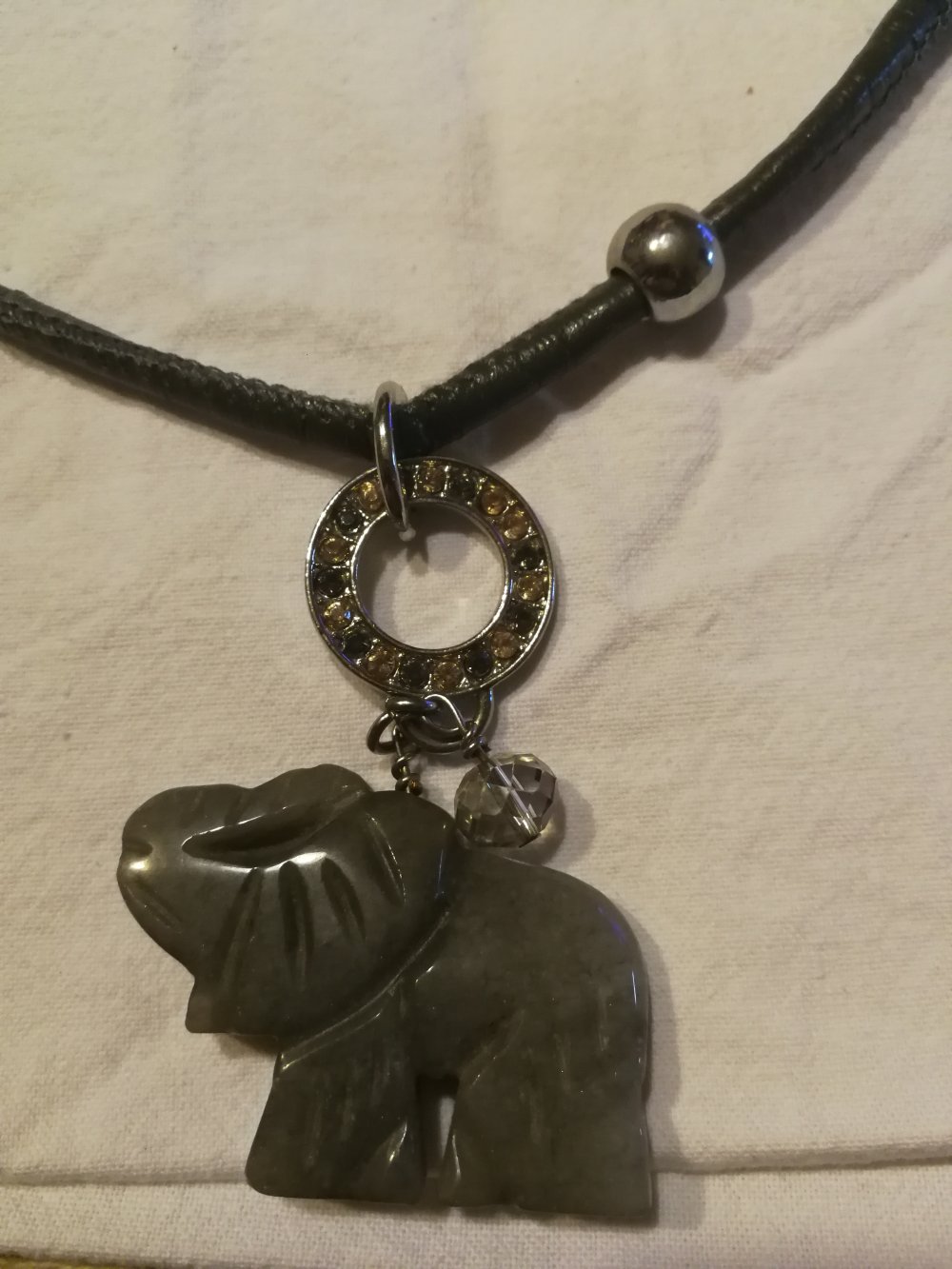 Kette mit Elefantenanhänger