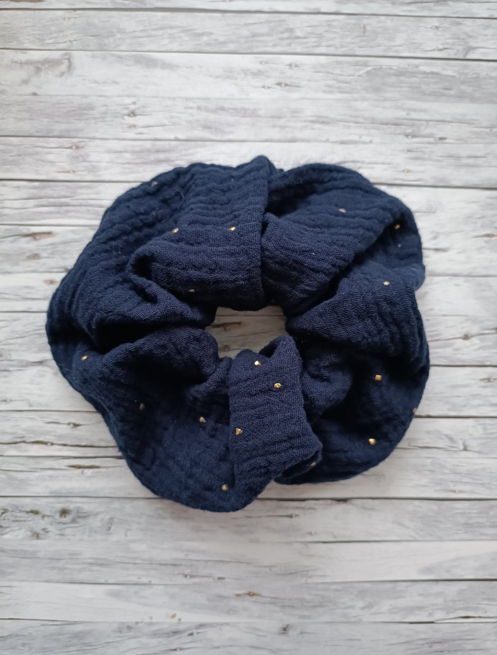 Dunkelblaues Musselin Scrunchie mit goldenen Pünktchen (Haargummi - Zopfgummi)