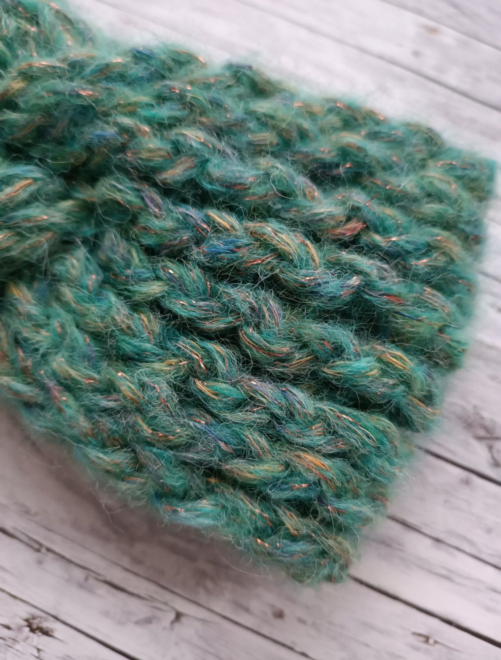 Grünes Strickstirnband mit Glitzerfäden