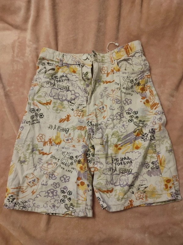 Shorts mit Graffiti Muster 