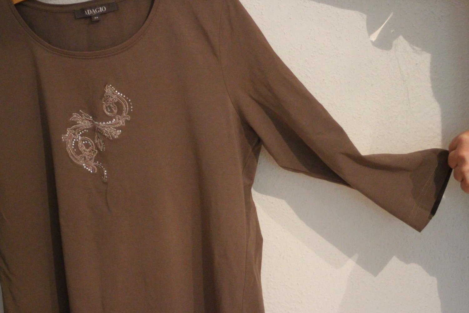 Schickes Oberteil mit Stickerei und Glitzersteinchen