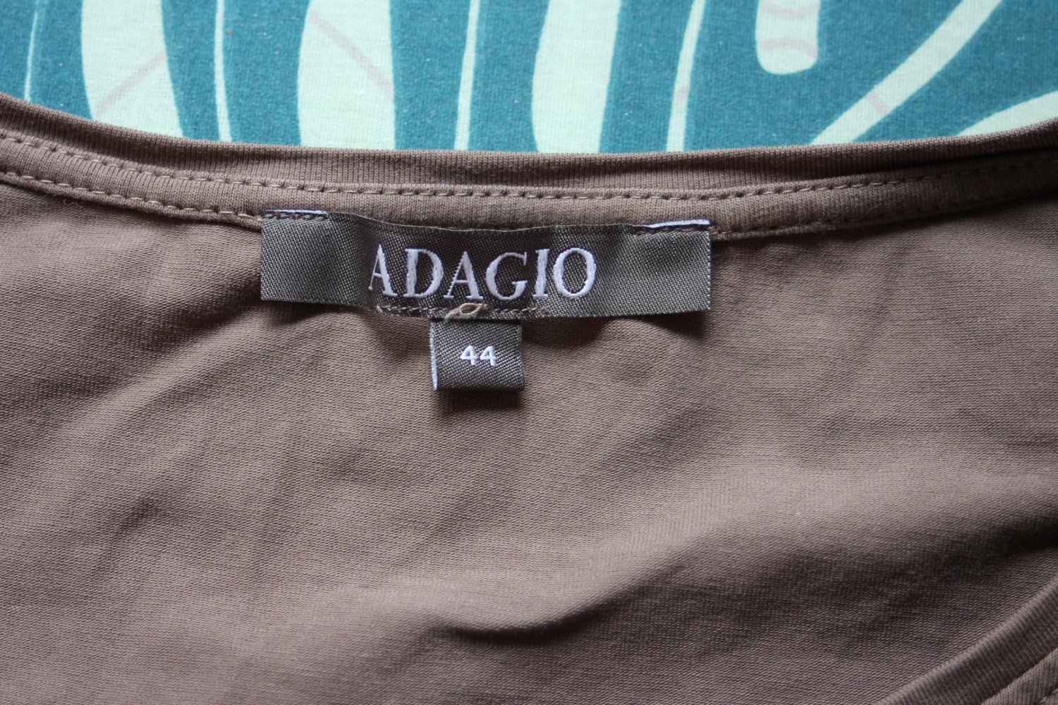 Schickes Oberteil mit Stickerei und Glitzersteinchen