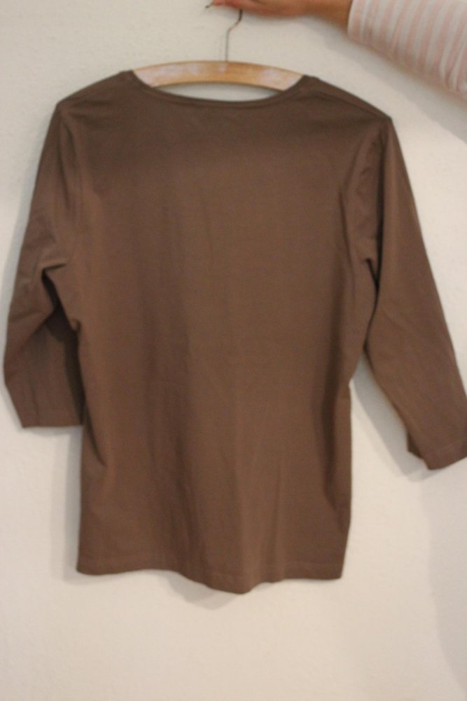 Schickes Oberteil mit Stickerei und Glitzersteinchen