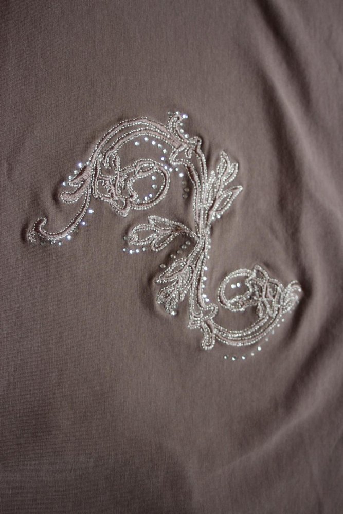 Schickes Oberteil mit Stickerei und Glitzersteinchen