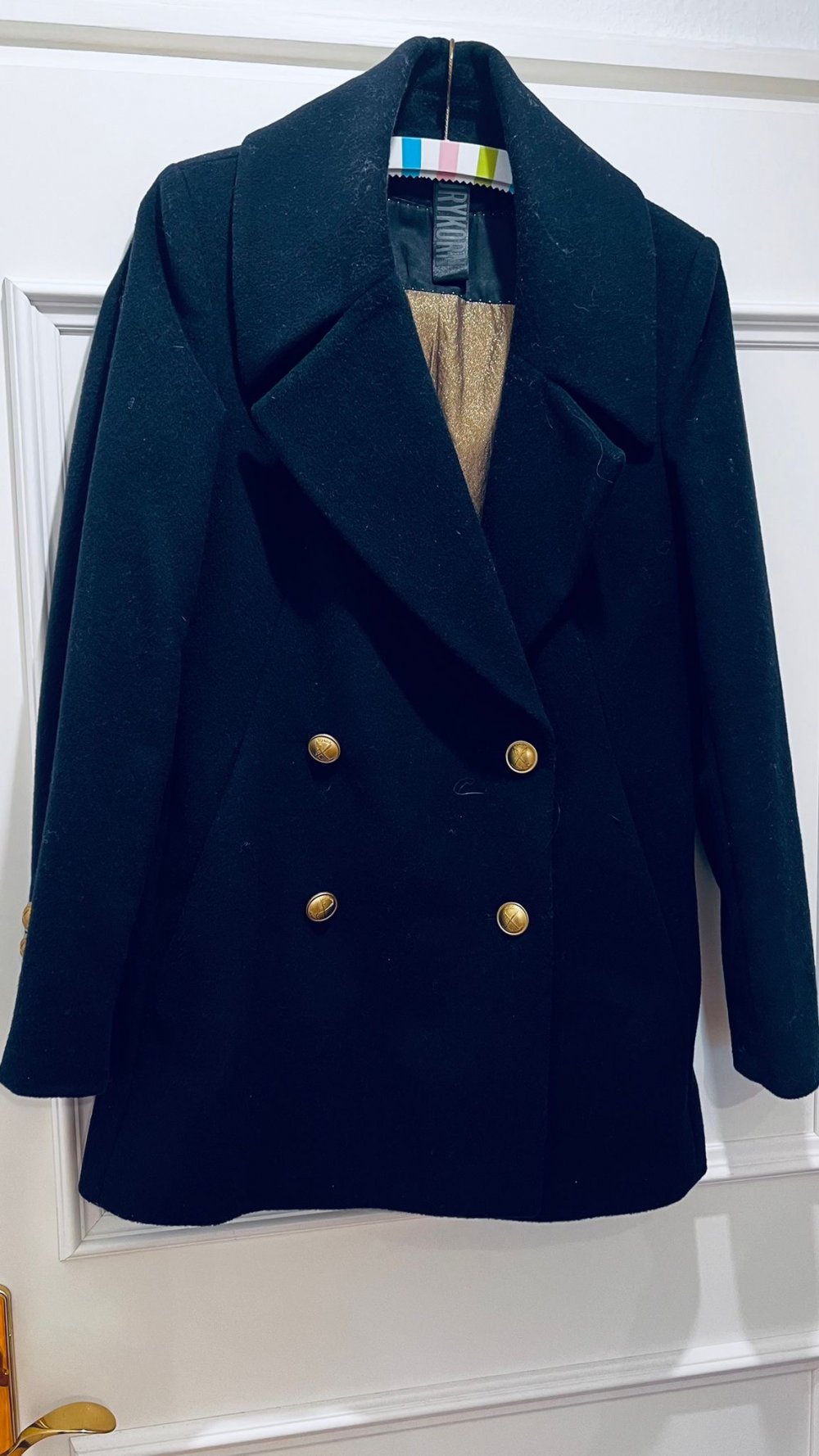 Dunkelblaue Drykorn Winterdamenjacke mit goldenen Knöpfen