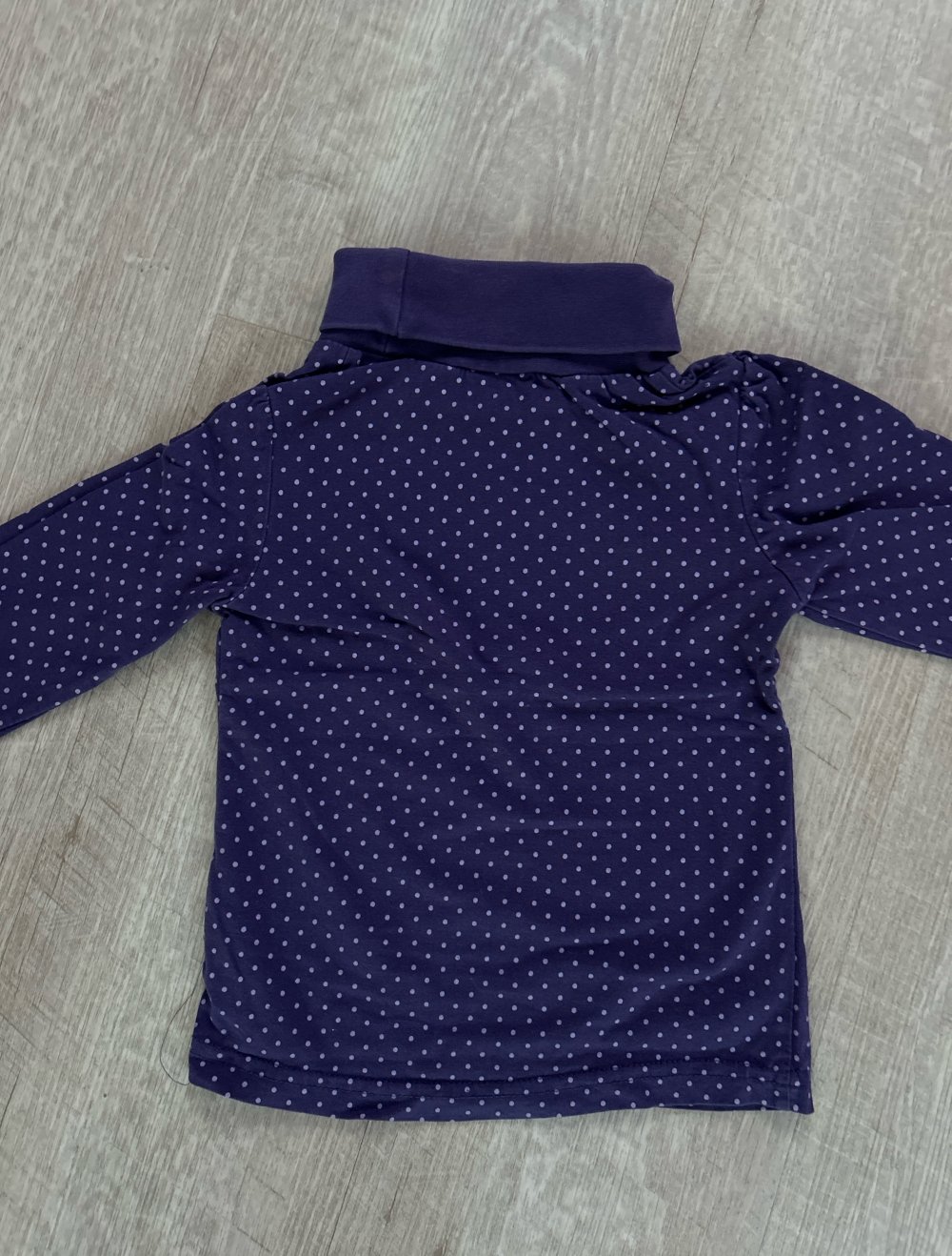 Ein Rollkragen T-Shirt mit passenden Strickweste für Mädchen