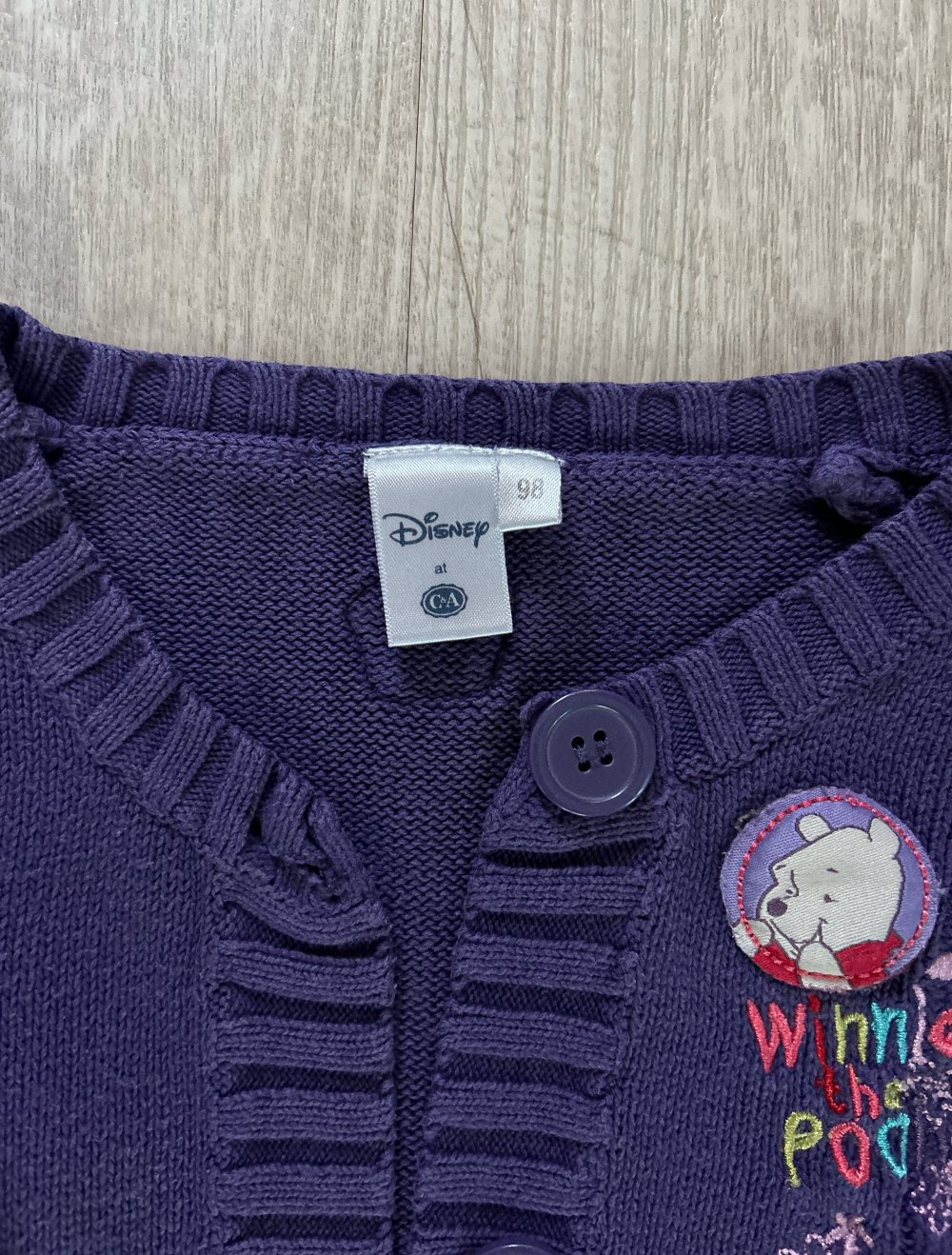 Ein Rollkragen T-Shirt mit passenden Strickweste für Mädchen