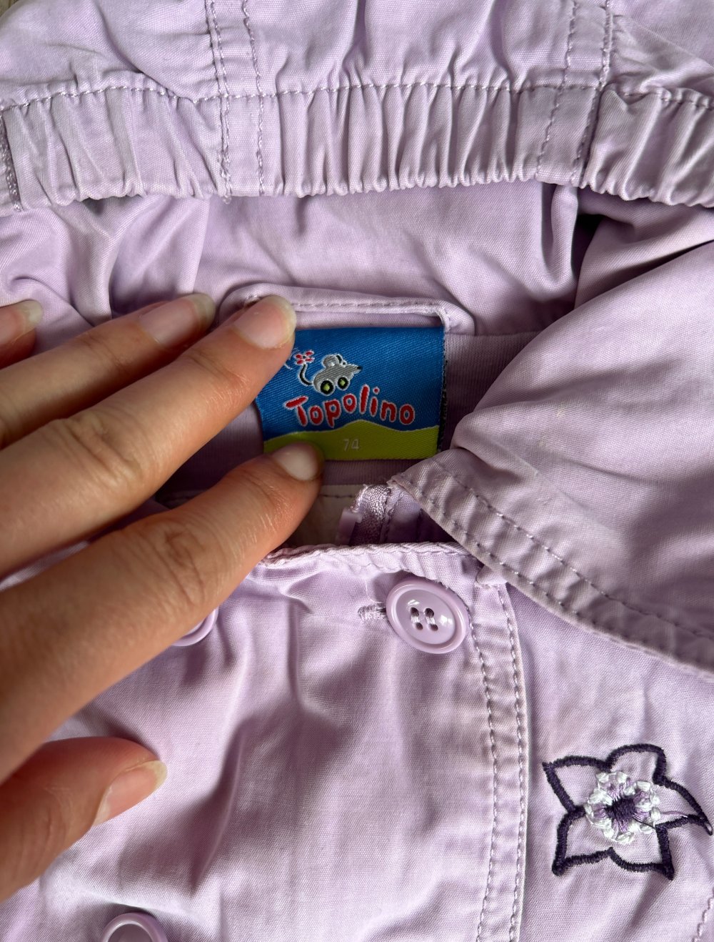 Eine schöne, dünne Jacke für den Frühling oder Herbst für Mädchen