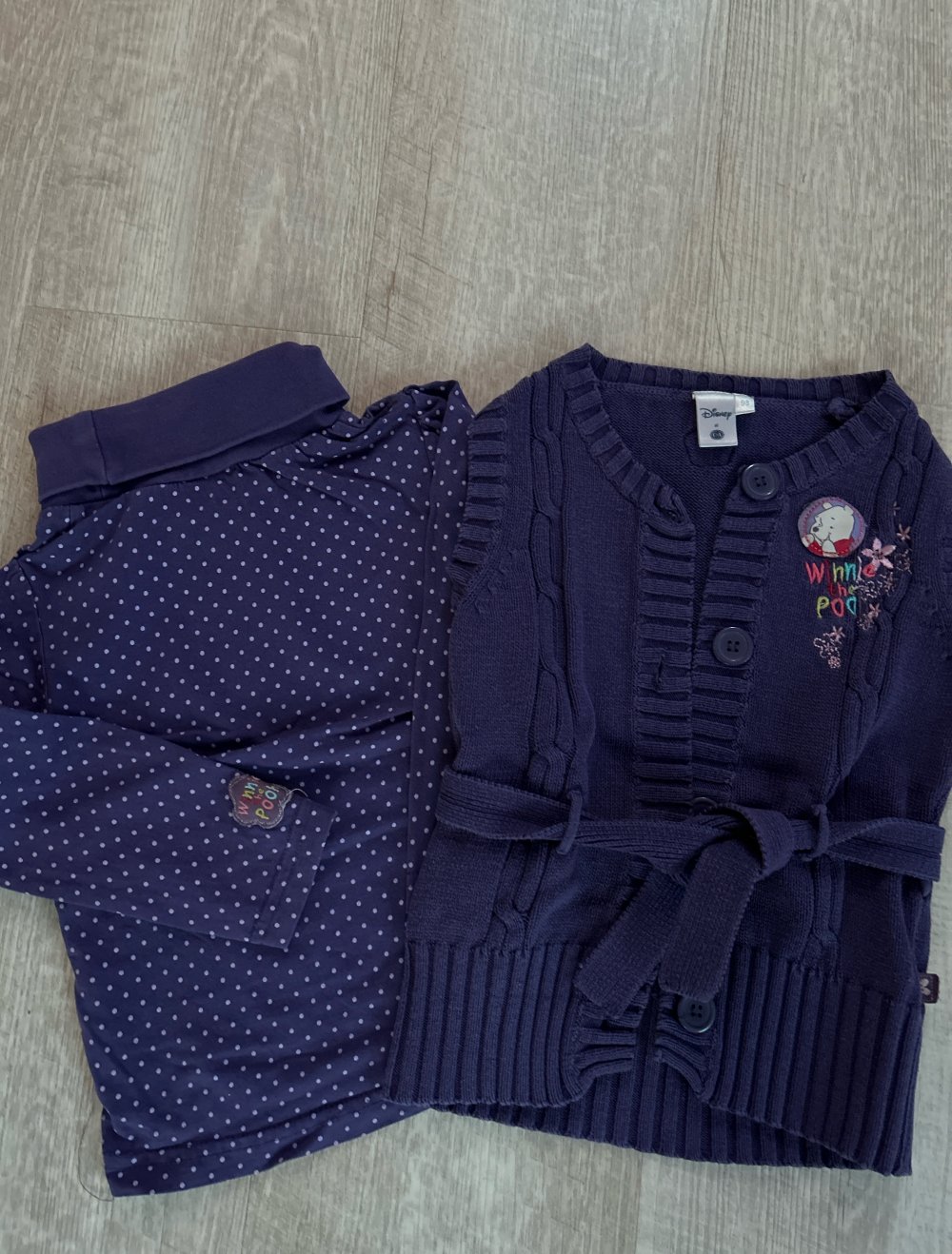 Ein Rollkragen T-Shirt mit passenden Strickweste für Mädchen