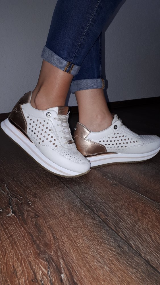  Paar sehr schöne Sportschuhe in Größe 38 von Aperazza Sport!