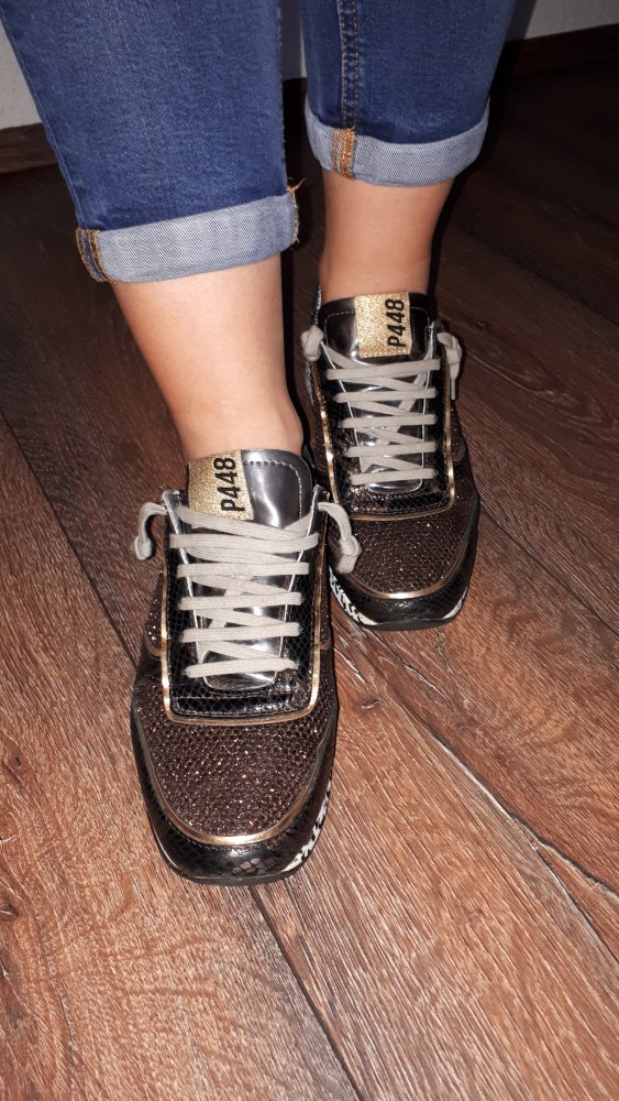 Ich verkaufe ein paar sehr schöne Sportschuhe in Größe 38 von P448!