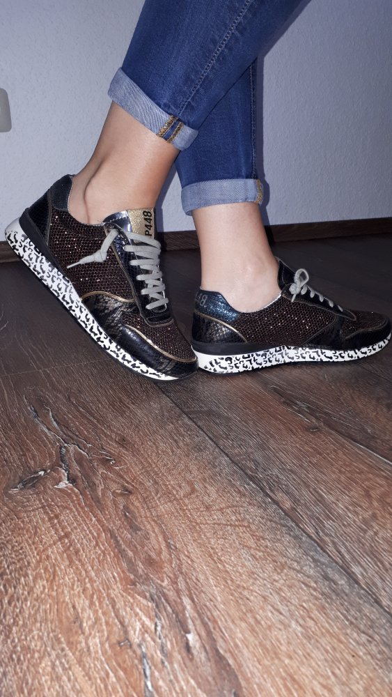 Ich verkaufe ein paar sehr schöne Sportschuhe in Größe 38 von P448!