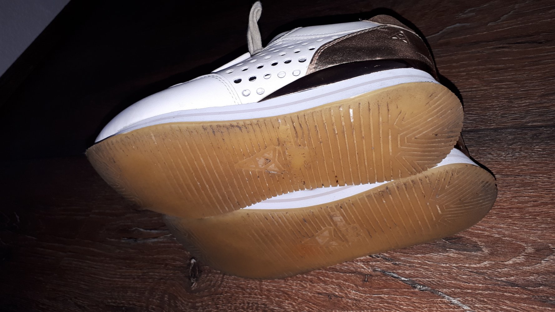  Paar sehr schöne Sportschuhe in Größe 38 von Aperazza Sport!