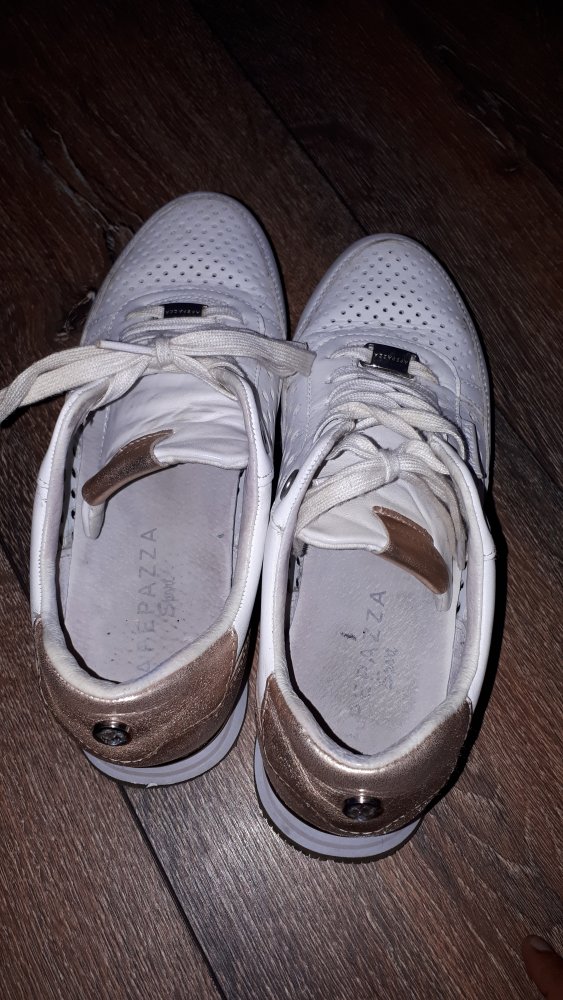  Paar sehr schöne Sportschuhe in Größe 38 von Aperazza Sport!