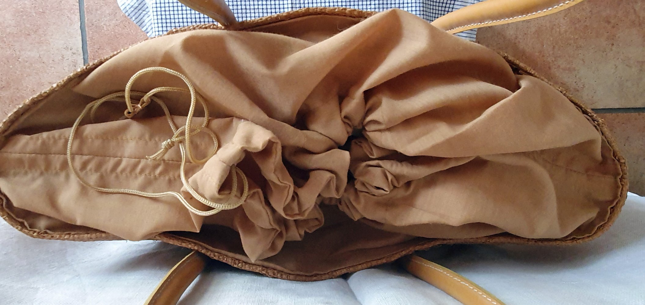 kleine Handbasttasche, senffarben