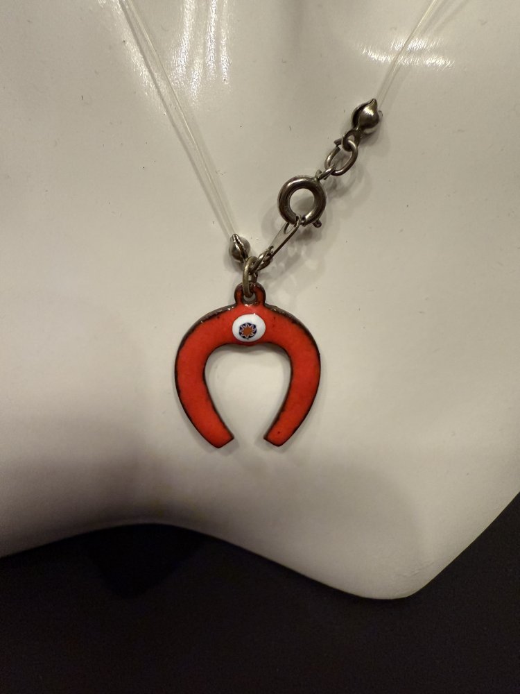 Modeschmuck Kettenanhänger Hufeisen rot grau