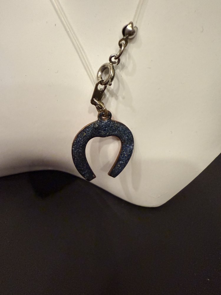 Modeschmuck Kettenanhänger Hufeisen rot grau