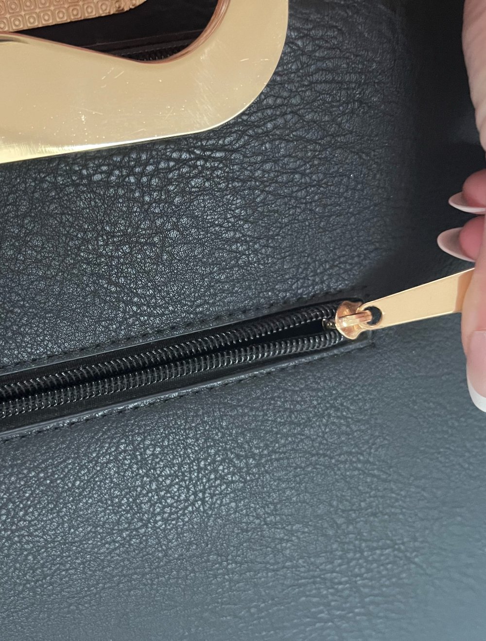 Tasche Handtasche hängetasche schwarz Gold 30x35