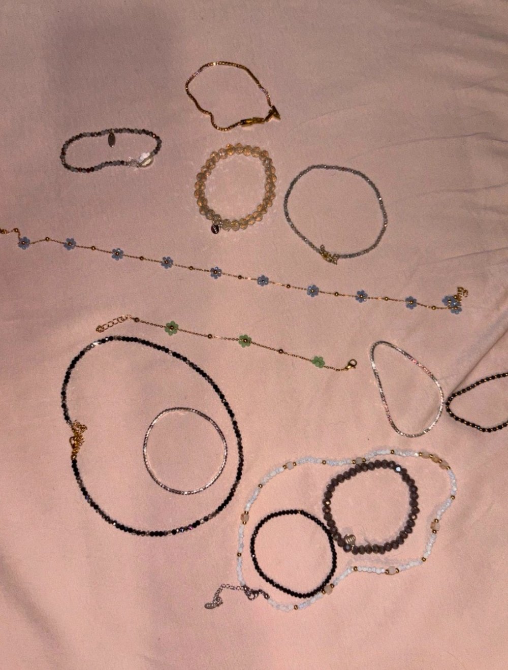 verschiedene Armbänder und Ketten