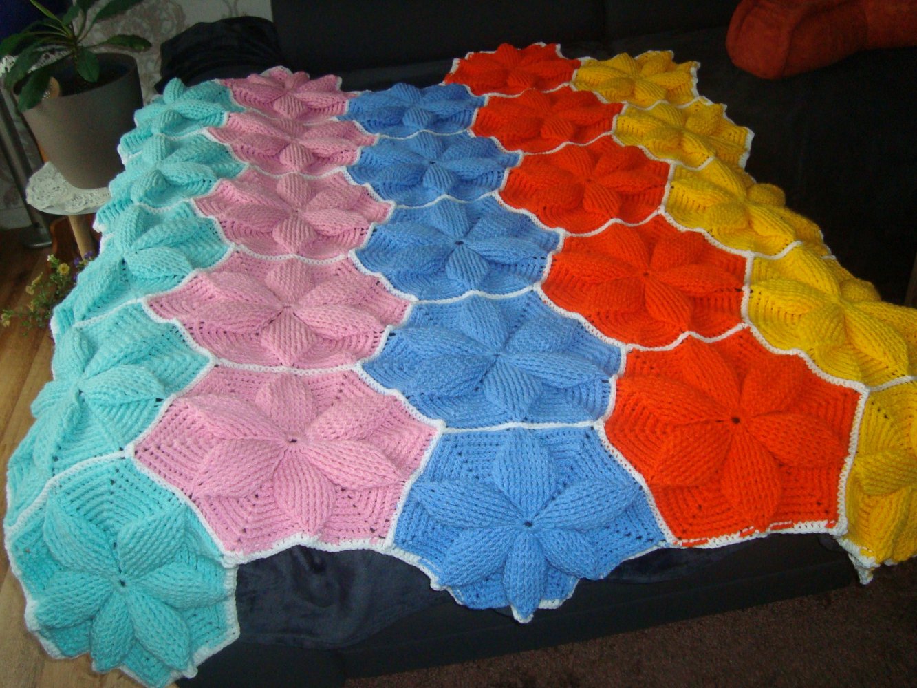 Häkeldecke im 3 D Blütenmuster