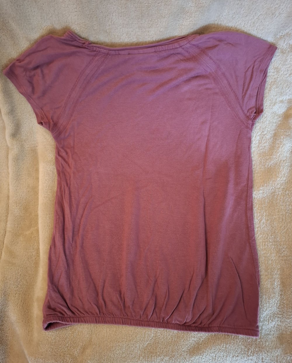 Burgunderrotes T-Shirt mit Aufdruck von Tom Tailor