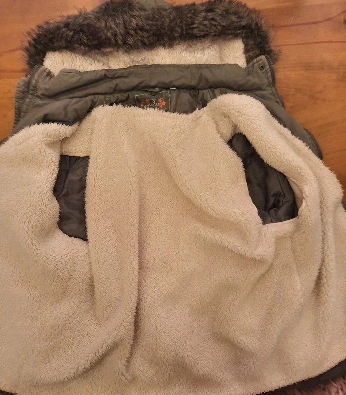 Khakifarbener Parka mit Kapuze und herausnehmbarem Futter von here + there