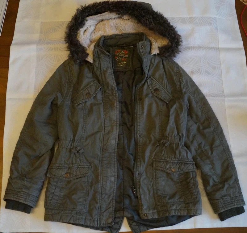 Khakifarbener Parka mit Kapuze und herausnehmbarem Futter von here + there