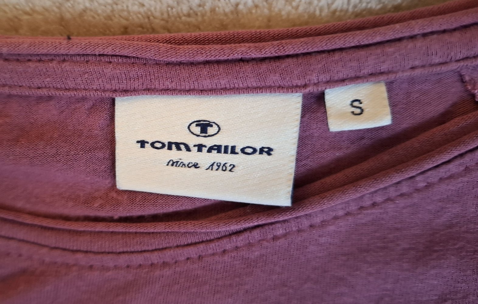 Burgunderrotes T-Shirt mit Aufdruck von Tom Tailor