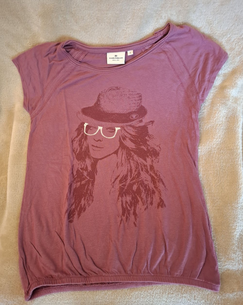 Burgunderrotes T-Shirt mit Aufdruck von Tom Tailor