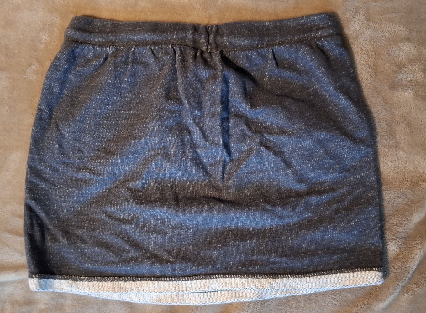 Das beige/hellrosa T-Shirt aus Bio-Baumwolle von hessnatur mit Aufdruck ist sehr gut erhalten. Keine Löcher oder sonstige Beschädigungen, ... Kombiversand mit anderen Artikeln möglich. Nichtraucherhaushalt