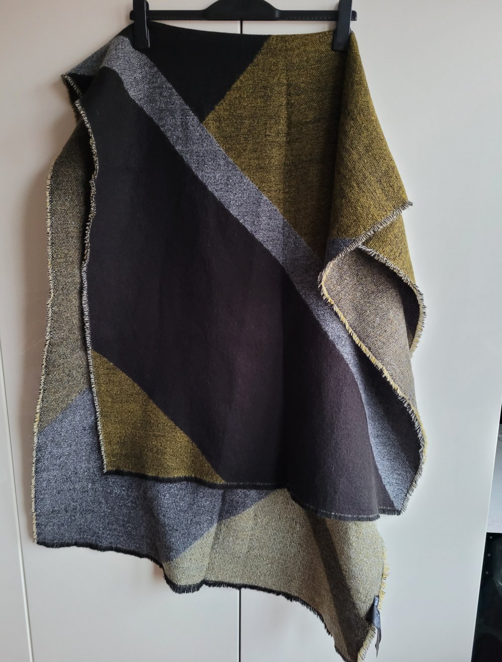 Zara Kuscheliger XXL Schal oversize ausgefranst grau schwarz gelb Muster gemustert senf Stola oversized Fransen Fransenschal Strick Strickschal