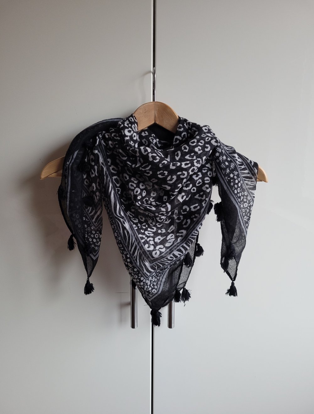 Fransentuch mit Pompoms Leo Leopardenmuster Leomuster schwarz weiß gemustert Leoprint Leopardenprint Fransen Tuch Muster Hippie Ibiza Boho Gipsy Gypsy Schal