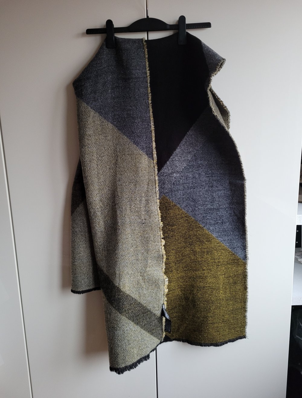 Zara Kuscheliger XXL Schal oversize ausgefranst grau schwarz gelb Muster gemustert senf Stola oversized Fransen Fransenschal Strick Strickschal