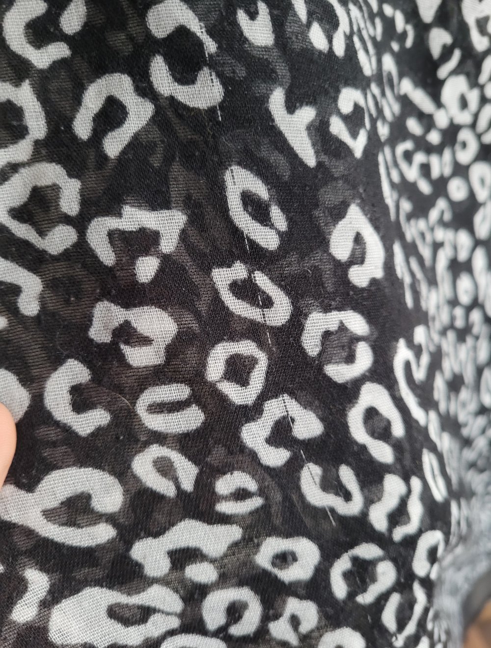 Fransentuch mit Pompoms Leo Leopardenmuster Leomuster schwarz weiß gemustert Leoprint Leopardenprint Fransen Tuch Muster Hippie Ibiza Boho Gipsy Gypsy Schal