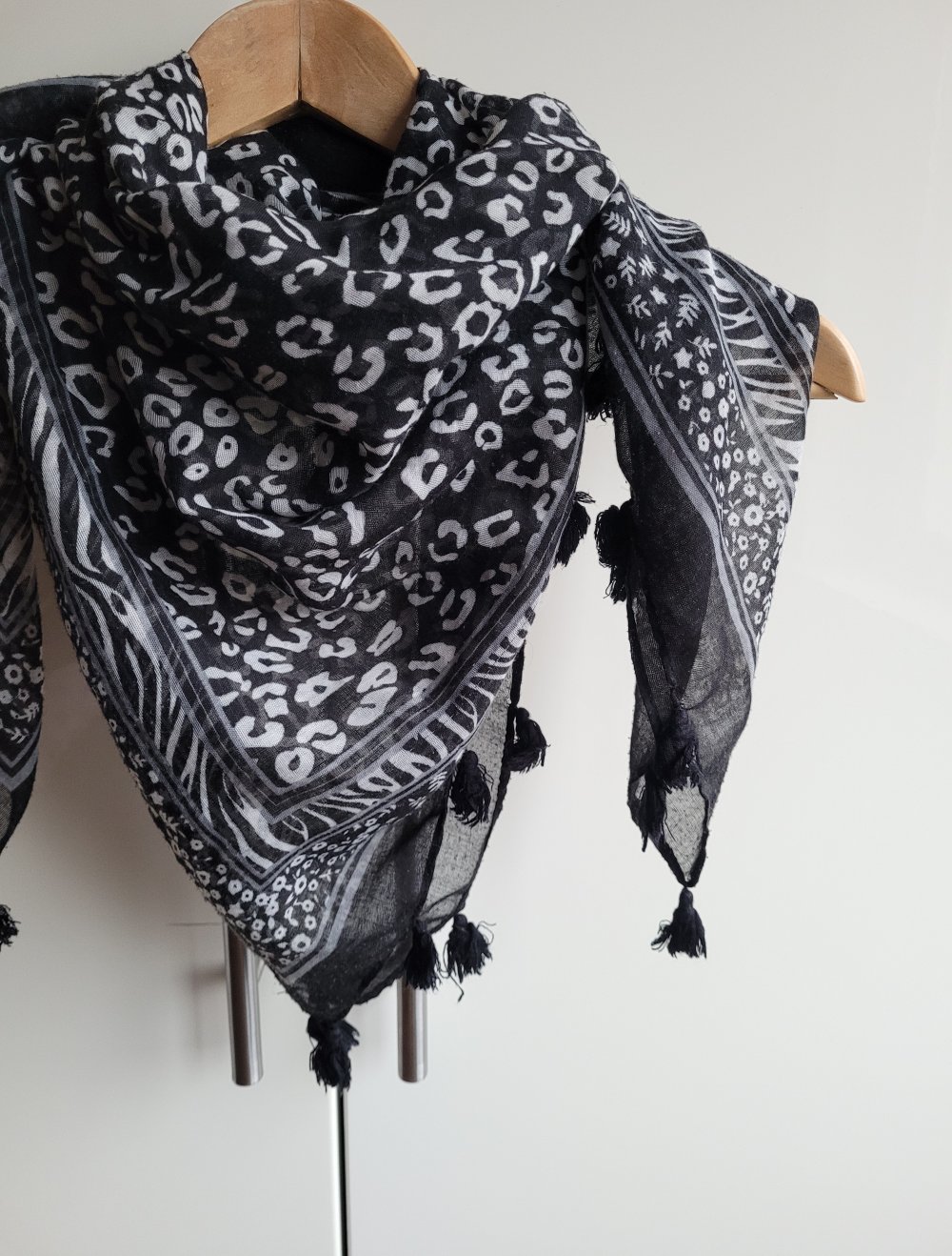 Fransentuch mit Pompoms Leo Leopardenmuster Leomuster schwarz weiß gemustert Leoprint Leopardenprint Fransen Tuch Muster Hippie Ibiza Boho Gipsy Gypsy Schal