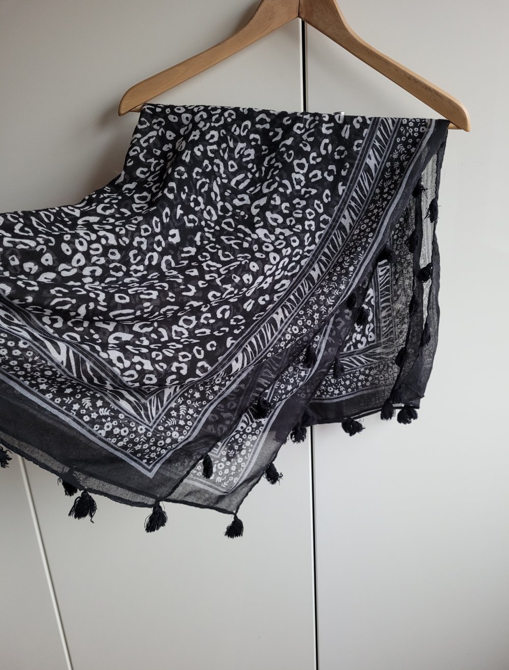 Fransentuch mit Pompoms Leo Leopardenmuster Leomuster schwarz weiß gemustert Leoprint Leopardenprint Fransen Tuch Muster Hippie Ibiza Boho Gipsy Gypsy Schal