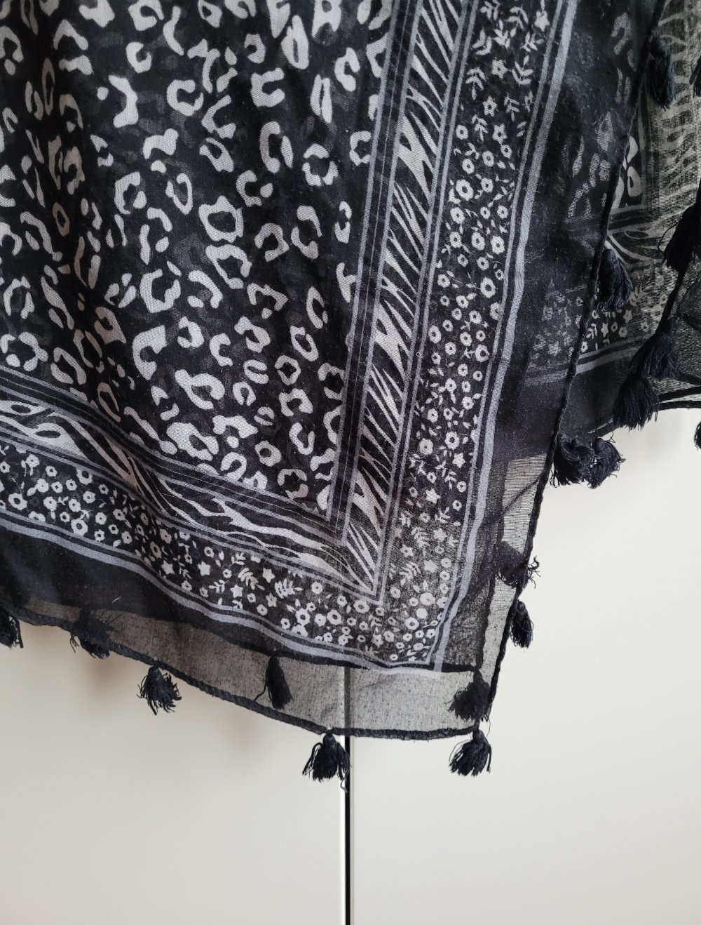 Fransentuch mit Pompoms Leo Leopardenmuster Leomuster schwarz weiß gemustert Leoprint Leopardenprint Fransen Tuch Muster Hippie Ibiza Boho Gipsy Gypsy Schal