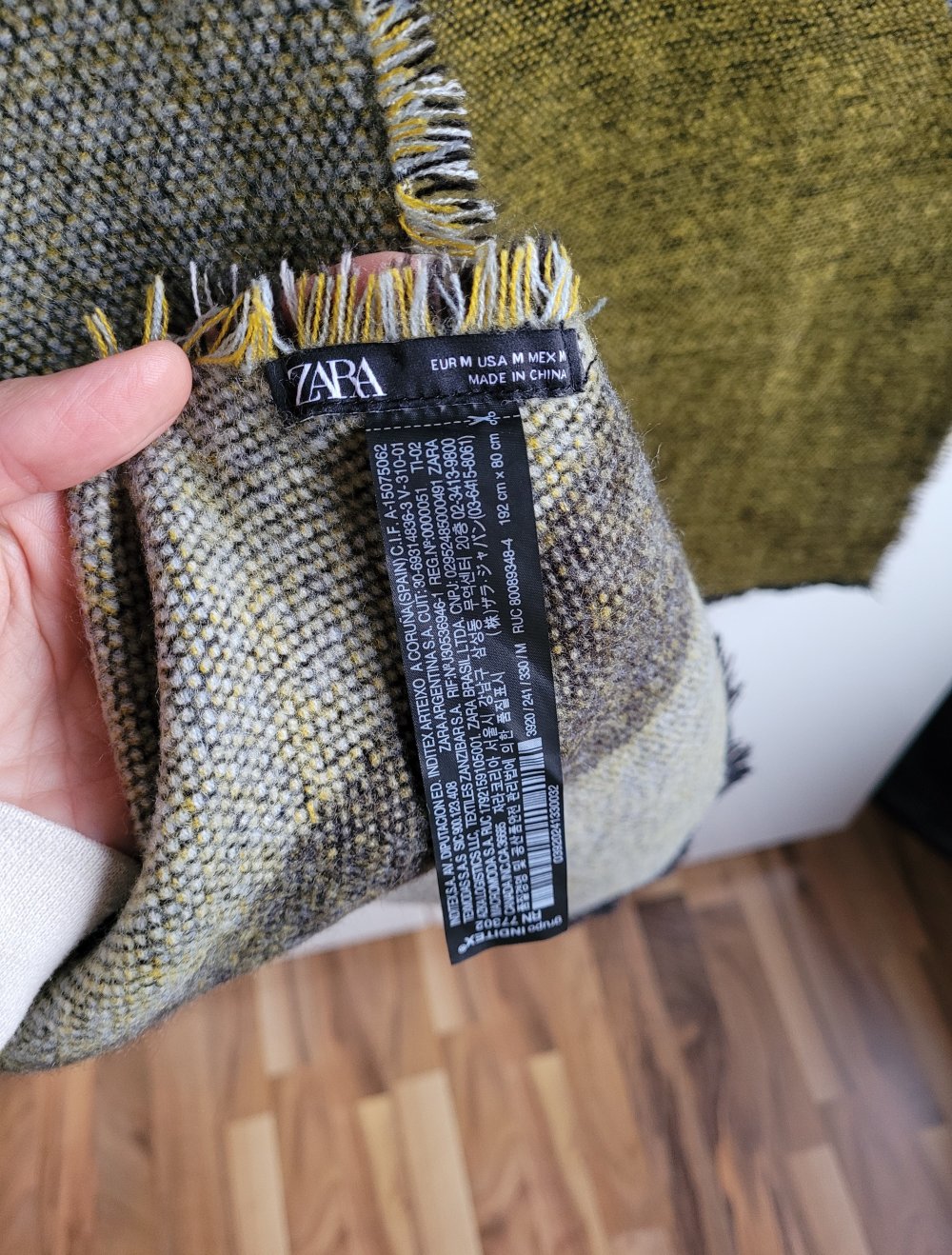 Zara Kuscheliger XXL Schal oversize ausgefranst grau schwarz gelb Muster gemustert senf Stola oversized Fransen Fransenschal Strick Strickschal