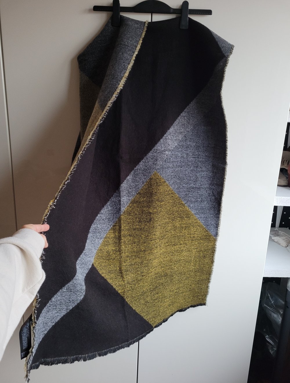 Zara Kuscheliger XXL Schal oversize ausgefranst grau schwarz gelb Muster gemustert senf Stola oversized Fransen Fransenschal Strick Strickschal