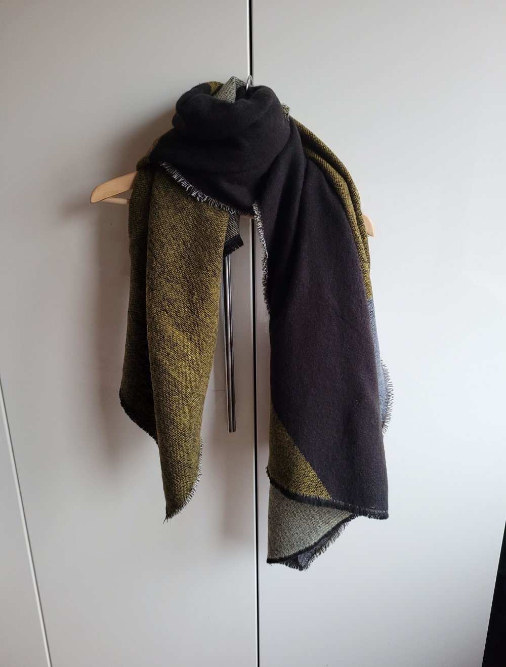 Zara Kuscheliger XXL Schal oversize ausgefranst grau schwarz gelb Muster gemustert senf Stola oversized Fransen Fransenschal Strick Strickschal