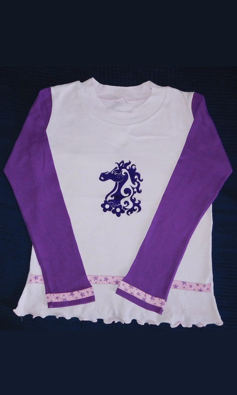 Gr.122-128 Shirt lila flieder Pferd - Handarbeit