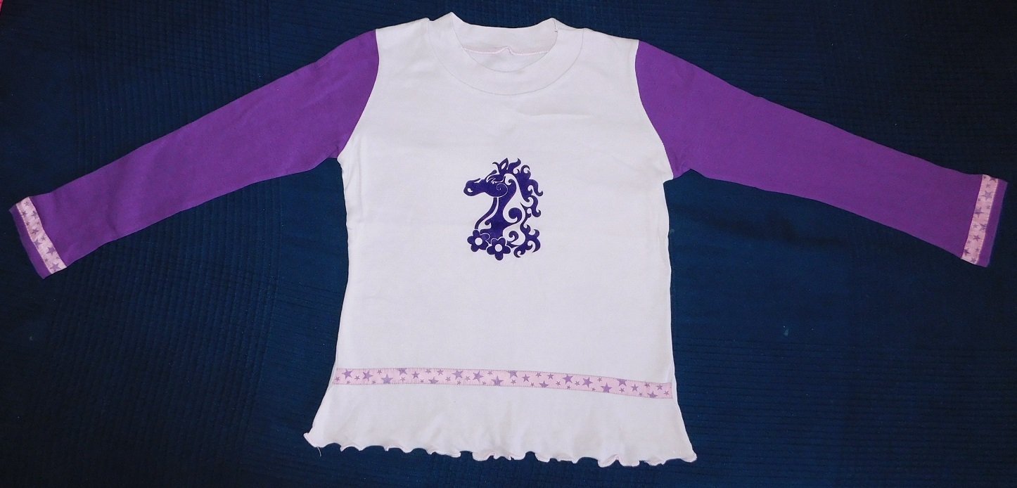 Gr.122-128 Shirt lila flieder Pferd - Handarbeit