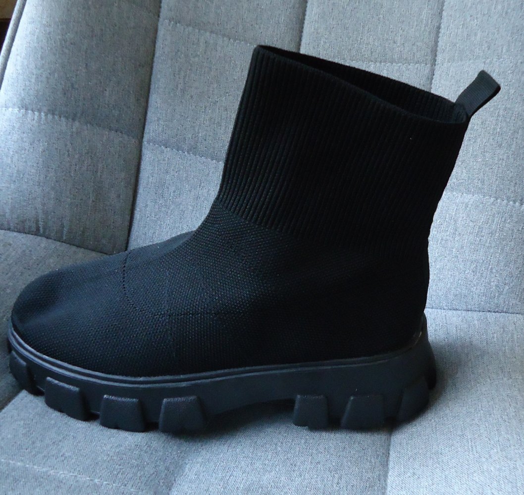 Boots Stiefel Gr. 40 schwarz von SnowSleeky dicke profilierte Laufsohle, leichtes An- und Ausziehen