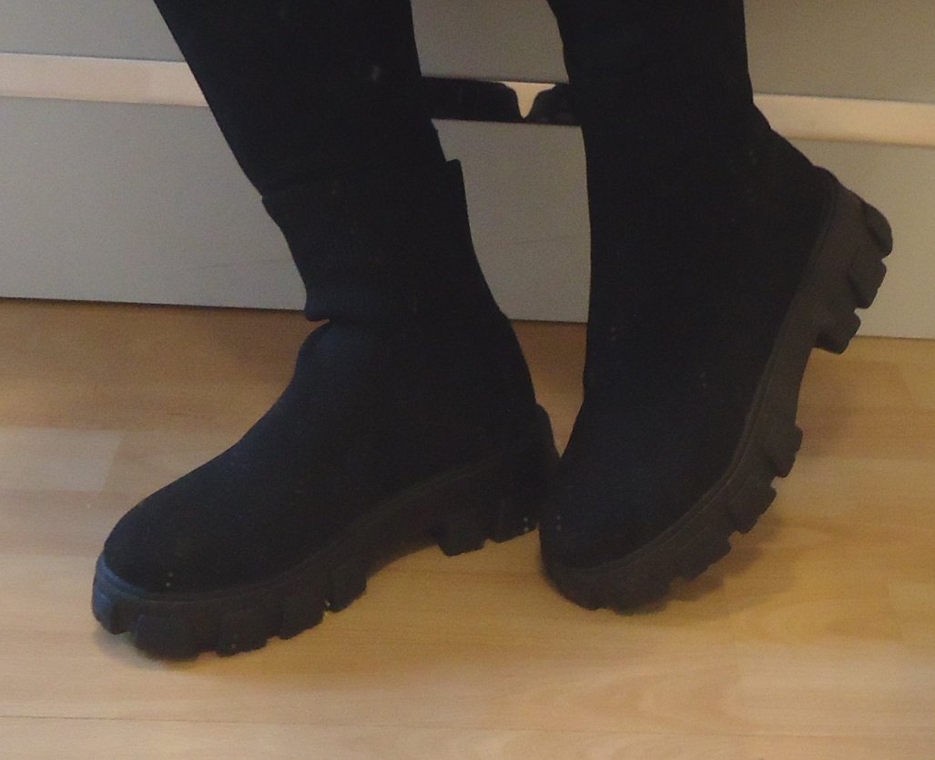 Boots Stiefel Gr. 40 schwarz von SnowSleeky dicke profilierte Laufsohle, leichtes An- und Ausziehen