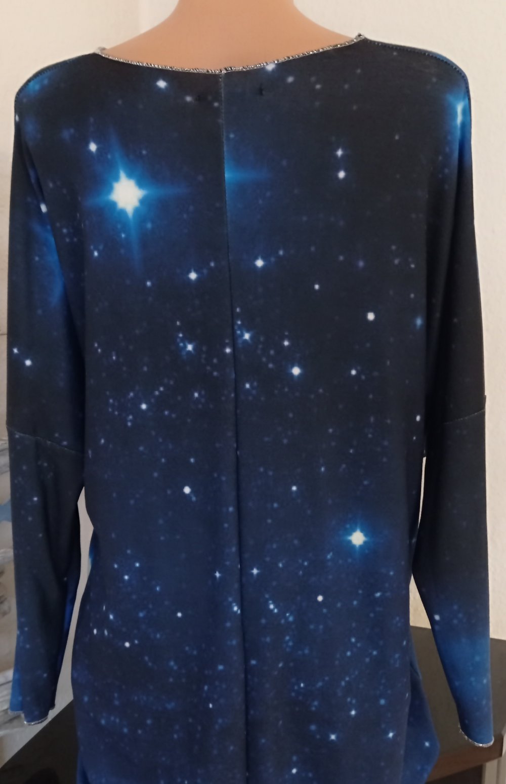 ++NEU++ Pullover Gr. 44/46/48 Totenkopf Rosen AA=75 cm L=83 cm