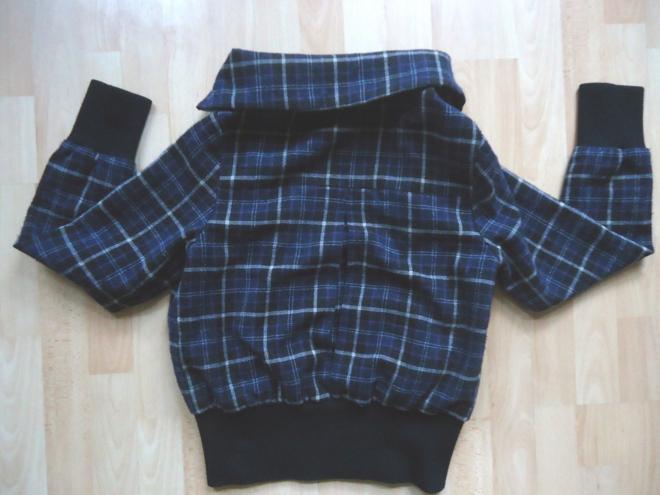 warme Jacke Gr. 36 lila/schwarz/beige kariert