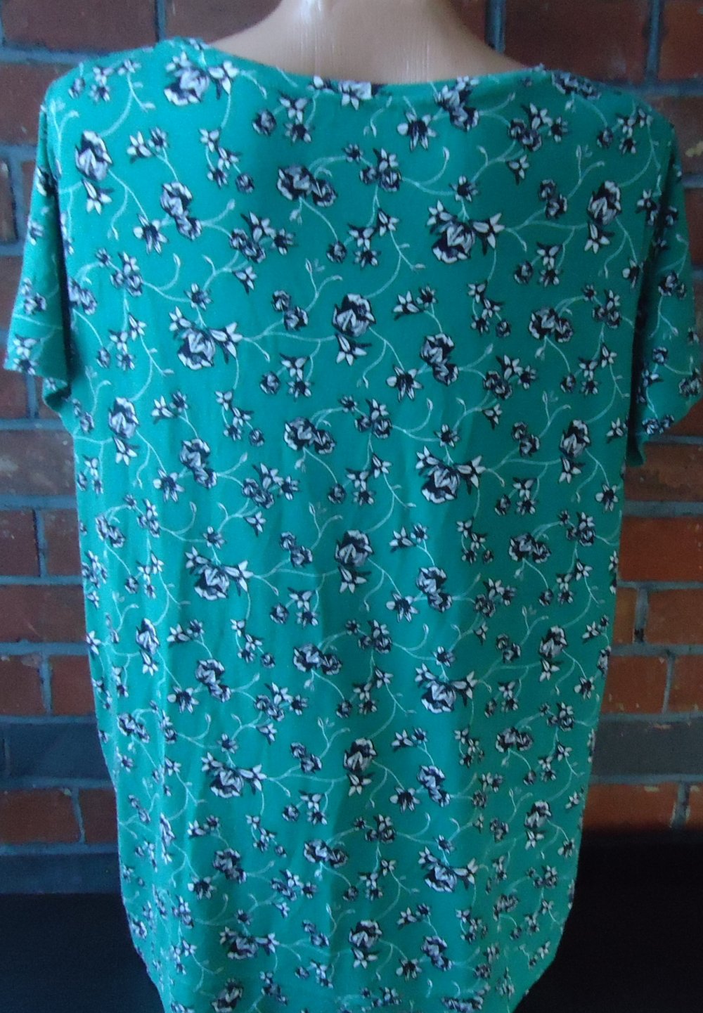 T-Shirt Gr. 44/46 grün mit Blumenprint bpc bonprix collection
